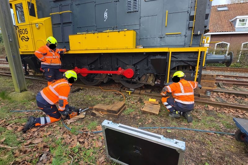 Museumlocomotief 605 van het Spoorwegmuseum herspoord door Incidentenbestrijders van ProRail
